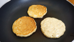 Élesztős almás palacsinta